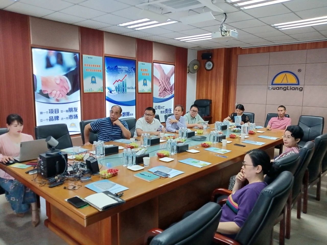 高州市根子镇政府党委及商会向导一行莅临437ccm必赢国际集团交流座谈同营生长