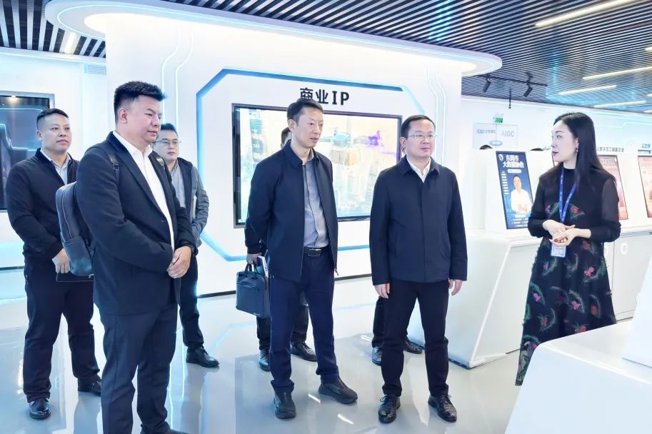 铜仁市大数据局党组书记、局长雷宏一行莅临437ccm必赢国际集团旅行交流